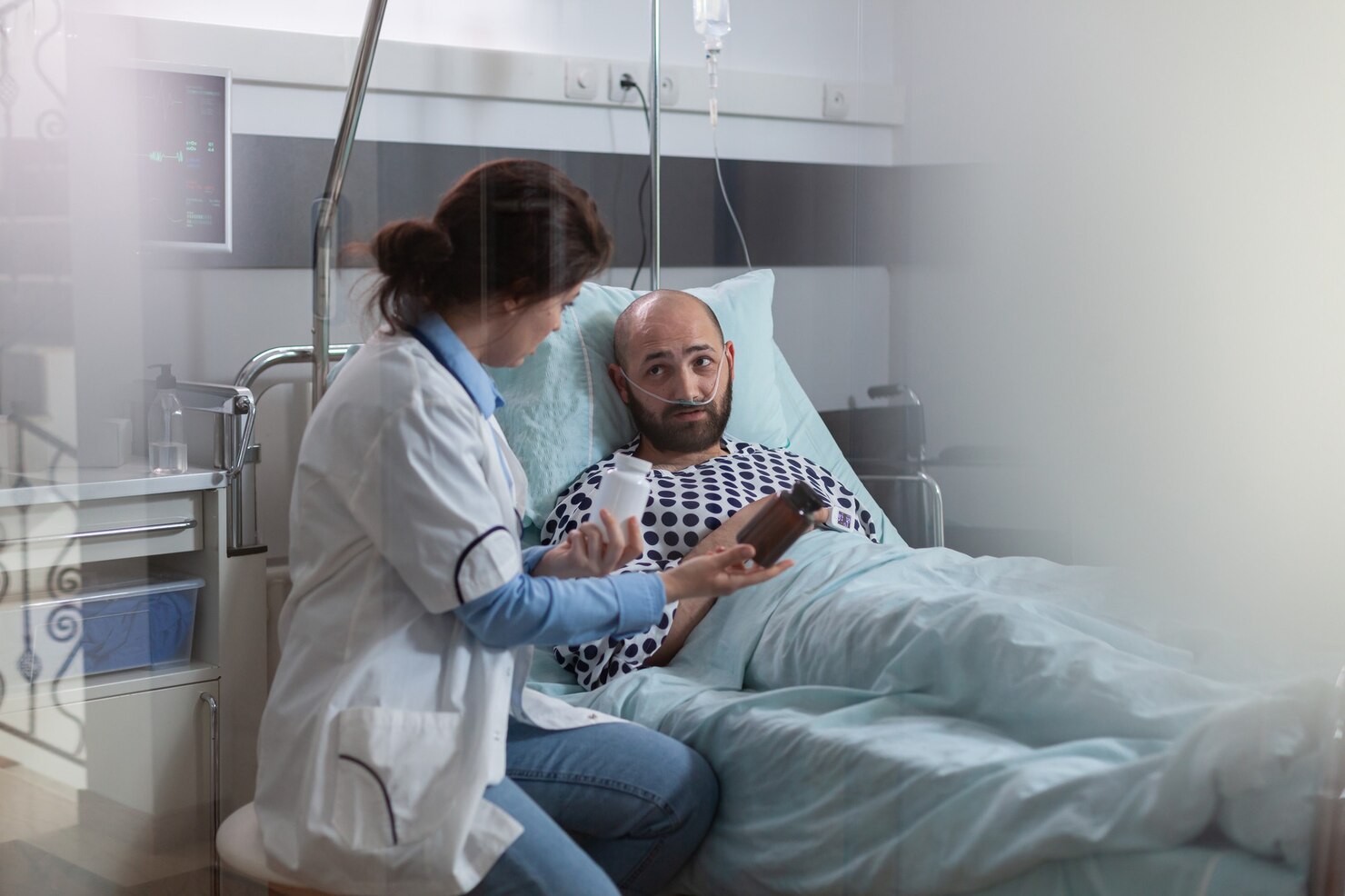 sick-man-patient-with-nasal-oxygen-tube-resting-bed-medical-examination-hospital-ward-s_482257-2677 Вывод из запоя: цена дома и в стационаре — из чего она складывается на самом деле